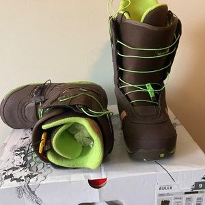 Burton Ruler NIB Men's size 9